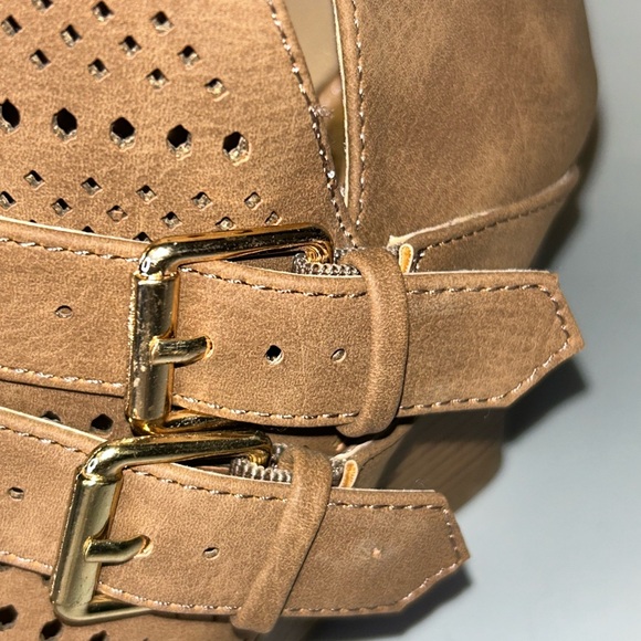 NWOT Report women’s ankle wedge booties - Picture 4 of 6